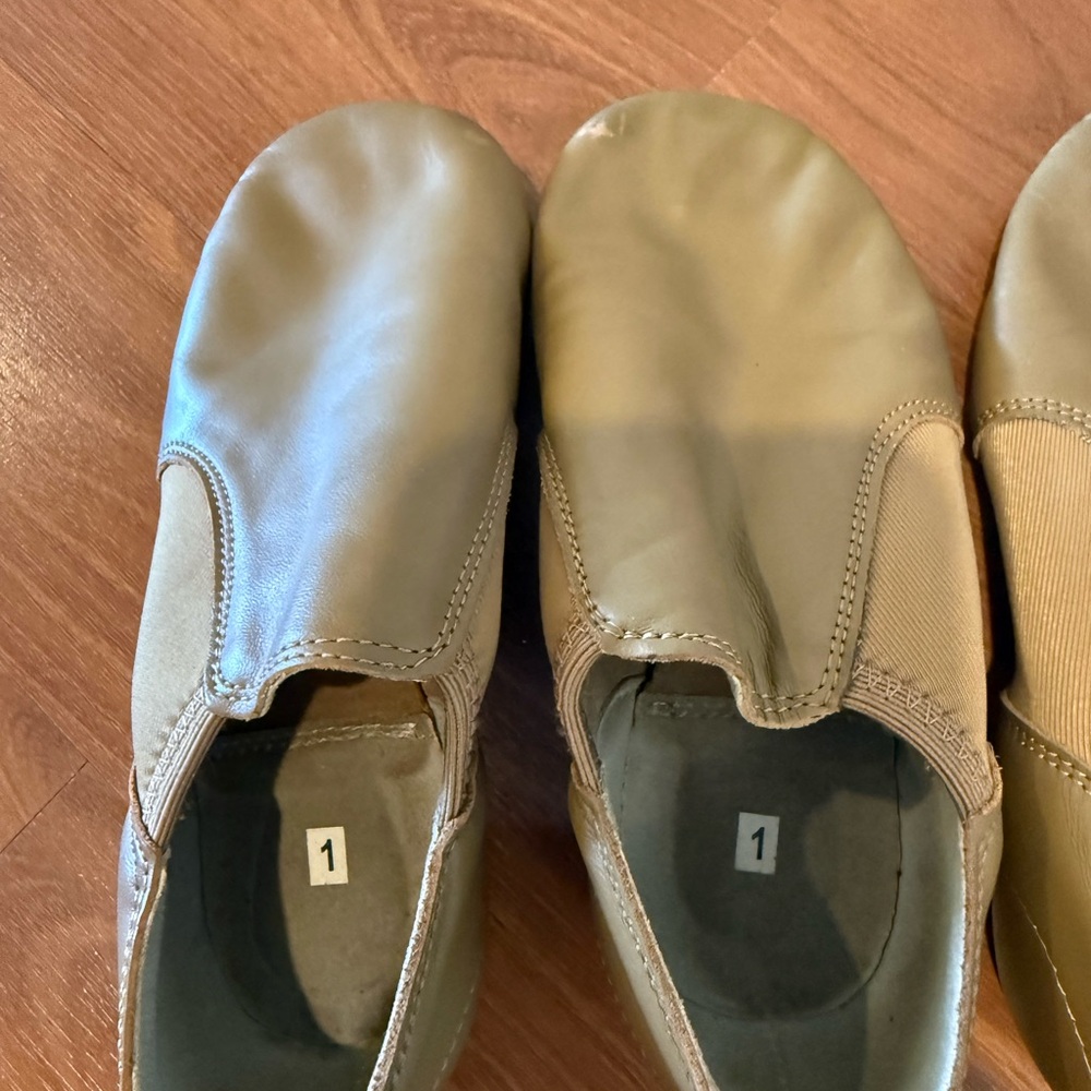 Girls tan jazz shoes size 1